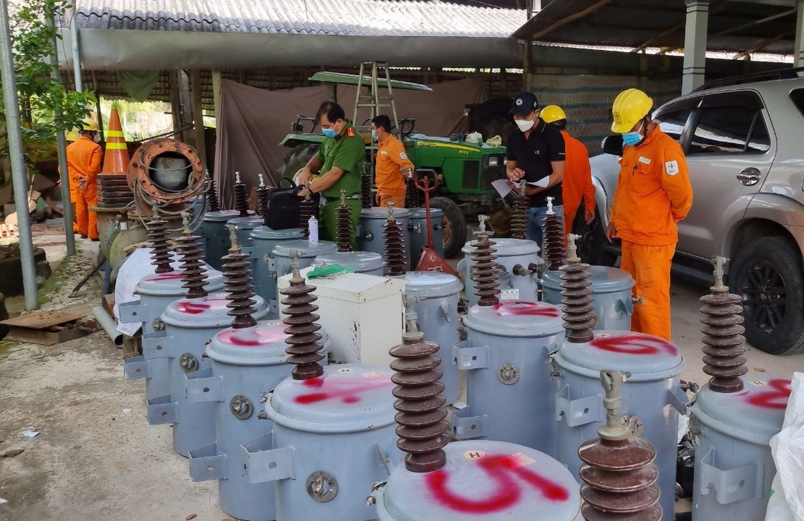 Bắt giam nhân viên điện lực trộm hàng chục bình biến áp - 2 Bắt giam nhân viên điện lực trộm hàng chục bình biến áp - 2