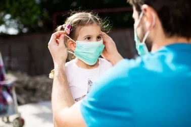 Có nên cho trẻ nhỏ đeo khẩu trang không?