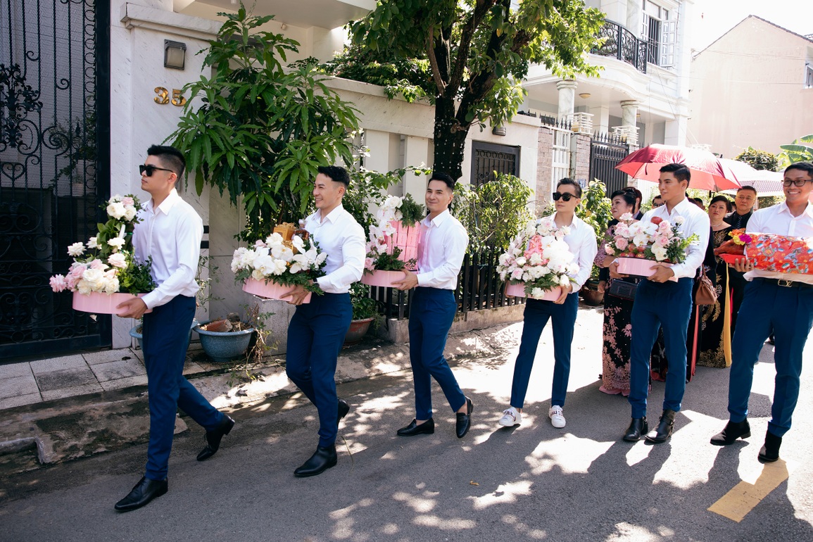 Chồng Minh Hằng trèo thang hôn vợ trong lễ vu quy - 4 Chồng Minh Hằng trèo thang hôn vợ trong lễ vu quy - 4