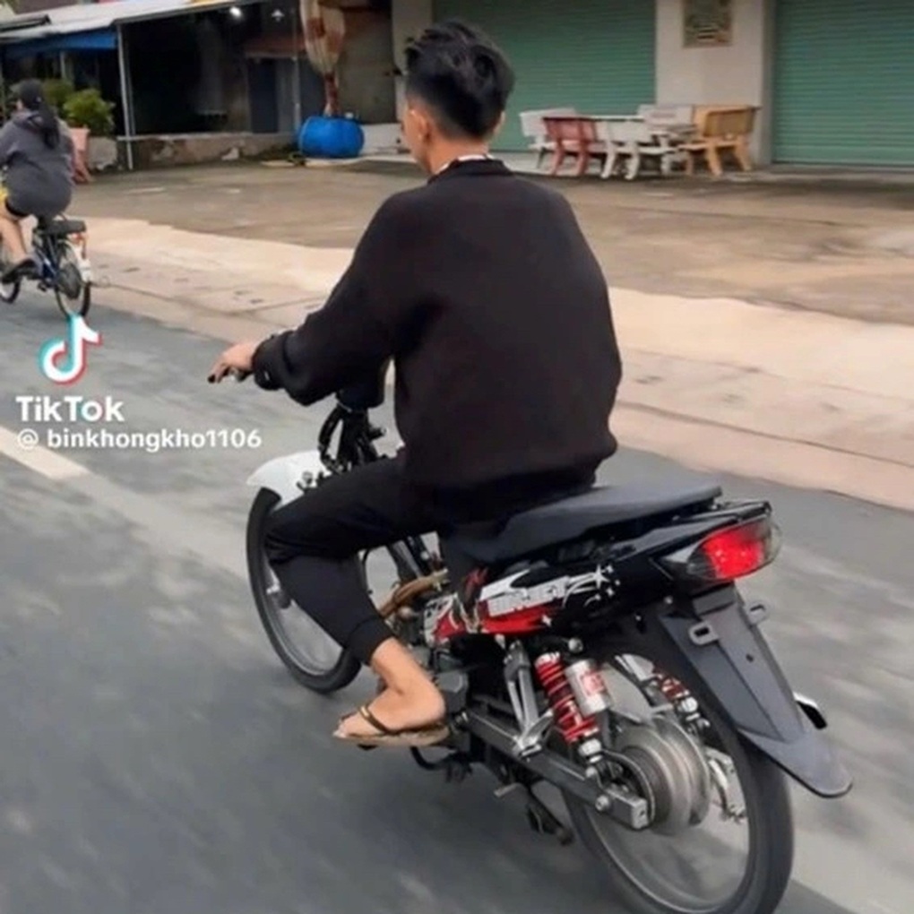 Xử phạt TikToker lái xe độ, không gắn biển số để câu view - 2 Xử phạt TikToker lái xe độ, không gắn biển số để câu view - 2