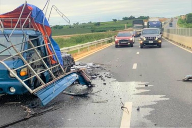 2 người gặp nạn khi cứu hộ xe bị hỏng lốp trên cao tốc