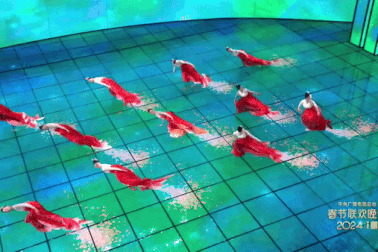 Nghệ sĩ bay lượn trên không tạo nên điệu múa "Cá koi" hút triệu người xem