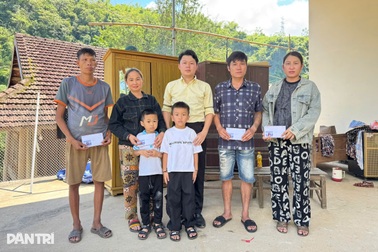 Báo Dân trí hỗ trợ khẩn cấp 6 hộ dân bị sập nhà sau bão Bualoi