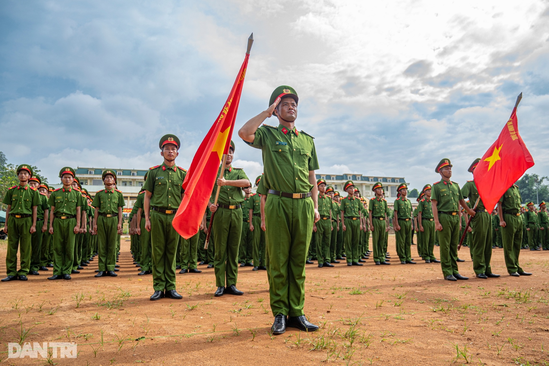 Đại uý 3 lần làm khối trưởng diễu binh kể chuyện vượt khó, vượt khổ - 8 Đại uý 3 lần làm khối trưởng diễu binh kể chuyện vượt khó, vượt khổ - 8