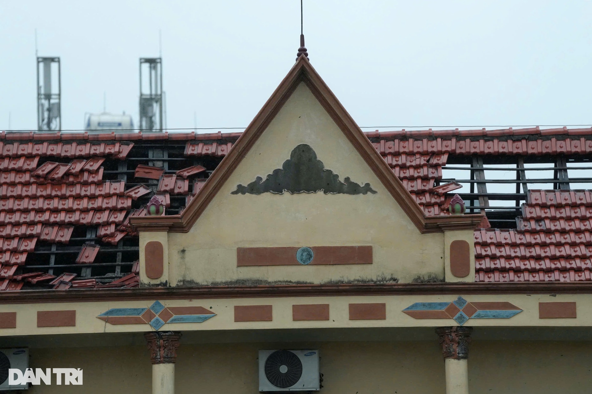 Bão Yagi đổ bộ Quảng Ninh: Đường phố ngổn ngang, hàng loạt cột điện gãy đổ - 16 Bão Yagi đổ bộ Quảng Ninh: Đường phố ngổn ngang, hàng loạt cột điện gãy đổ - 16