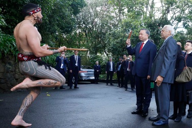 Chiến binh Maori múa, chào “hongi” đón Tổng Bí thư, Chủ tịch nước Tô Lâm
