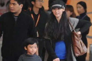 Trương Bá Chi lộ bụng to bất thường