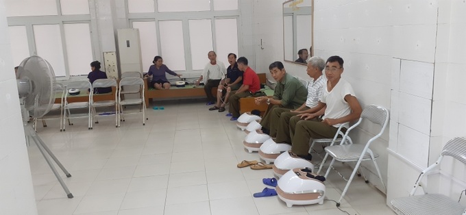 Các thương binh được điều trị vật lí trị liệu bằng máy móc và được các nhân viên masa chữa đau xương khớp.