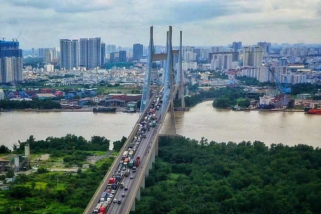 Phát hiện thi thể bé trai sơ sinh dưới chân cầu Phú Mỹ ở TPHCM - 1