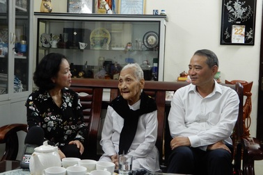 Trưởng Ban Dân vận Trung ương thăm gia đình chính sách tại Đà Nẵng