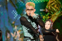 Hàng ngàn khán giả đội mưa cổ vũ nhóm nhạc mới sau "Anh trai chông gai"