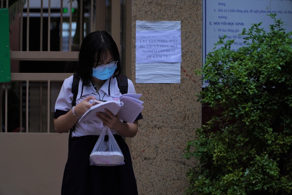 Điểm thi liên quan Covid-19: Phụ huynh lo lắng nhưng cố động viên con thi - 2 Điểm thi liên quan Covid-19: Phụ huynh lo lắng nhưng cố động viên con thi - 2