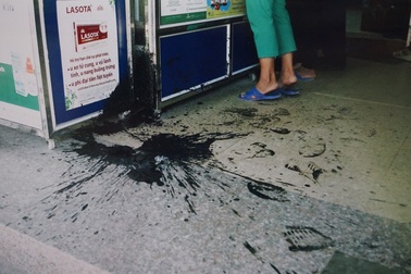 Hoang mang vì liên tục bị kẻ xấu ném chất bẩn vào nhà