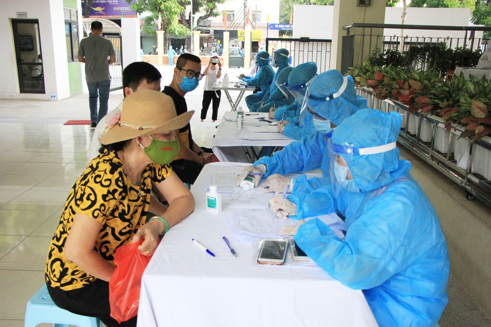 Hà Nội: Người về từ Đà Nẵng hối hả đi xét nghiệm Covid-19 - 4 Hà Nội: Người về từ Đà Nẵng hối hả đi xét nghiệm Covid-19 - 4
