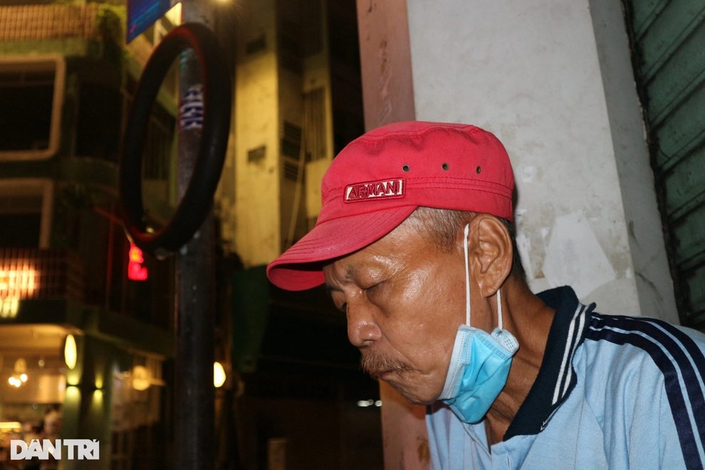 Ông lão vá xe giữa quận nhất: Ở Sài Gòn, chưa bao giờ kiếm tiền khó thế! - 1 Ông lão vá xe giữa quận nhất: Ở Sài Gòn, chưa bao giờ kiếm tiền khó thế! - 1