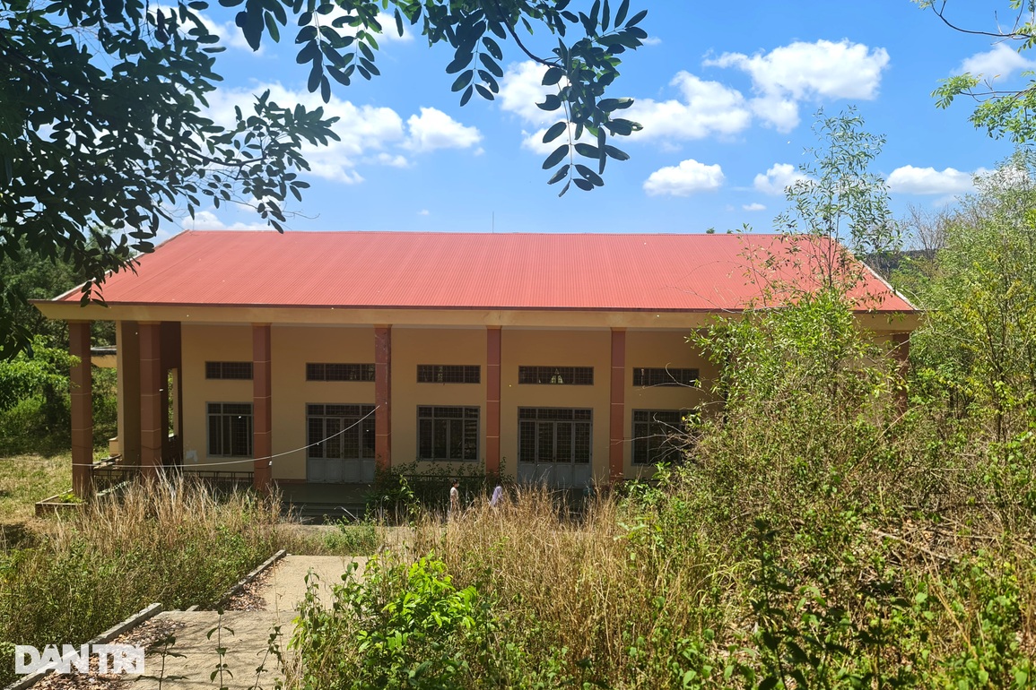Nghịch lý: Trường tiền tỷ bỏ không, học sinh đi bộ hơn 10km đến trường - 2 Nghịch lý: Trường tiền tỷ bỏ không, học sinh đi bộ hơn 10km đến trường - 2