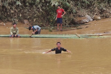 Thanh Hóa: Hàng nghìn người dân vẫn bị cô lập trong lũ