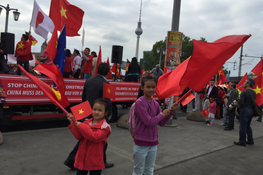 Người Việt ở Đức biểu tình phản đối Trung Quốc 