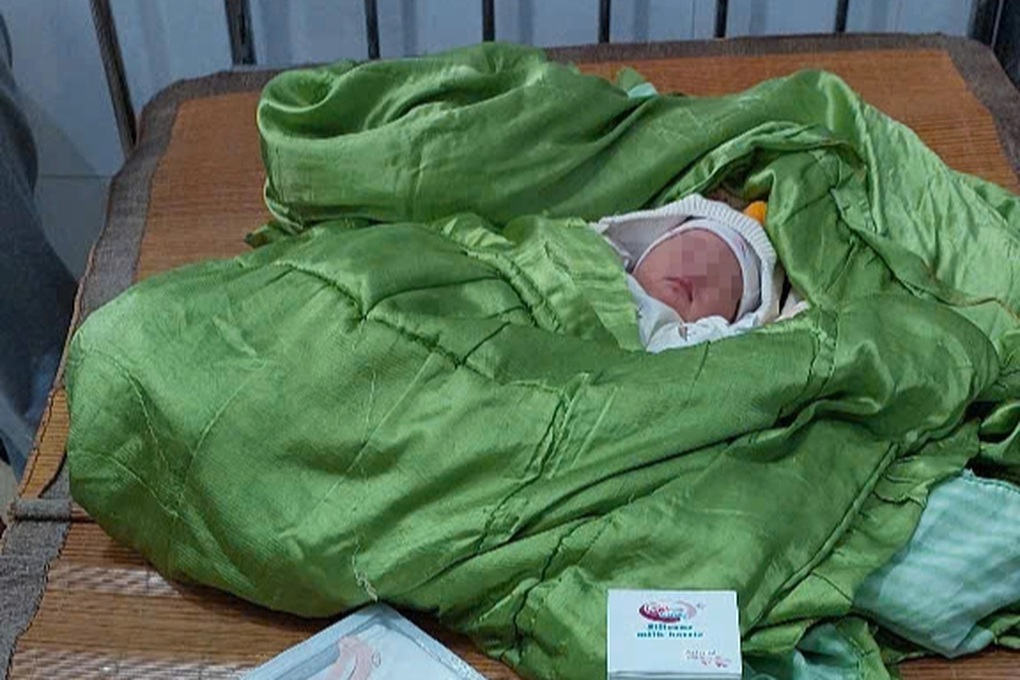 Bé gái 10 ngày tuổi bị bỏ rơi bên đường lúc rạng sáng - 1 Bé gái 10 ngày tuổi bị bỏ rơi bên đường lúc rạng sáng - 1