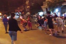 Ấm lòng clip bạn trẻ giúp nhặt tiền, trả lại người đánh rơi