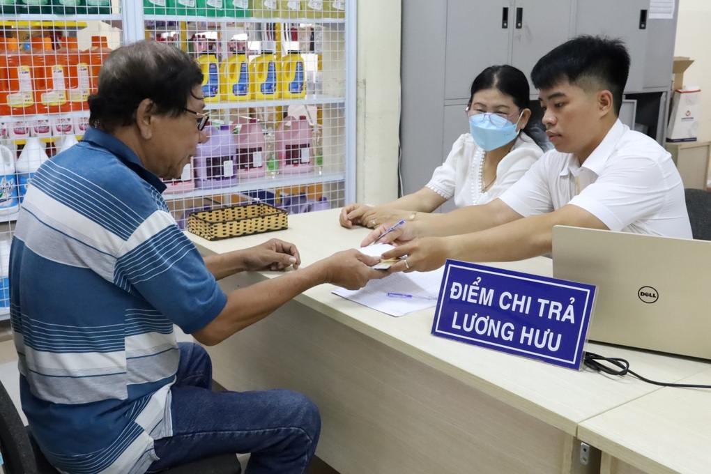 Lịch chi trả lương hưu tháng 9 ở TPHCM trễ 2-3 ngày - 1 Lịch chi trả lương hưu tháng 9 ở TPHCM trễ 2-3 ngày - 1