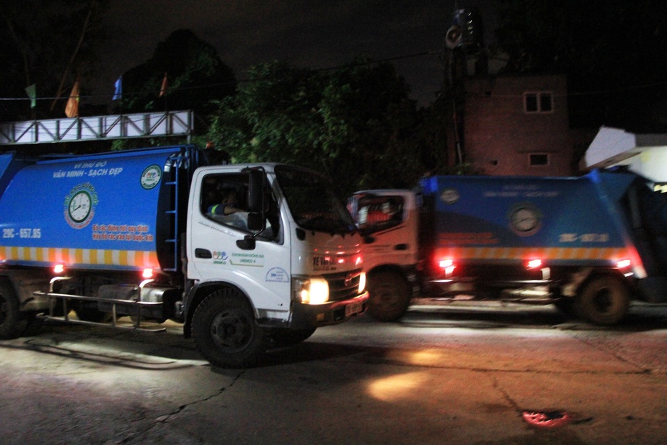 Công nhân xuyên đêm xử lý lượng rác khủng tồn đọng ở Hà Nội - 6 Công nhân xuyên đêm xử lý lượng rác khủng tồn đọng ở Hà Nội - 6