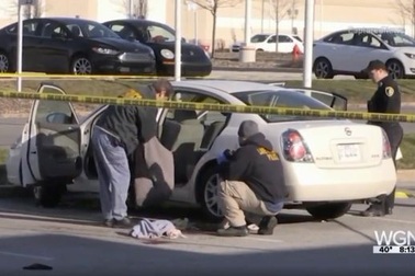 Súng trong ô tô, mẹ bầu bị con gái 3 tuổi bắn trúng