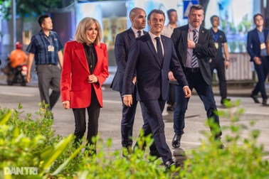 Tổng thống Pháp và Phu nhân dạo phố đi bộ, tham quan Đền Ngọc Sơn trong đêm