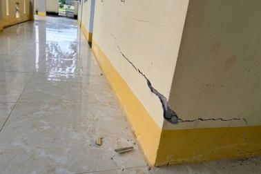 Nhà dân, trụ sở xã xuất hiện vết nứt sau tiếng nổ lớn dưới lòng đất