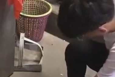 Trung Quốc: Nam sinh bị buộc tự tay đập vỡ điện thoại trước cả lớp