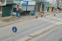 Sang đường bất cẩn, xe máy bị đâm lộn nhào giữa đường