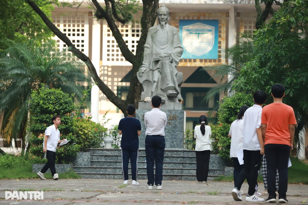 Sáng nay, thí sinh thi vào lớp 10 tại Hà Nội làm bài môn ngữ văn - 2 Sáng nay, thí sinh thi vào lớp 10 tại Hà Nội làm bài môn ngữ văn - 2