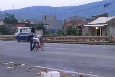 Xe rơ-móc cán chết 2 người đi bộ