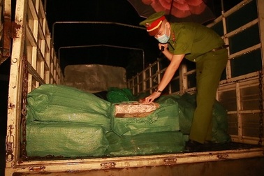 Lào Cai: Bắt giữ ô tô vận chuyển 2,8 tấn chân gà giáp biên giới Trung Quốc