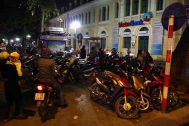 Hà Nội: Bãi trông xe hốt bạc trong đêm Noel