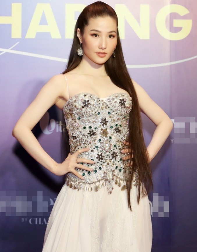 Hoàng Thùy  hở bạo trên thảm đỏ, thần thái lấn lướt dàn Hoa hậu - 5