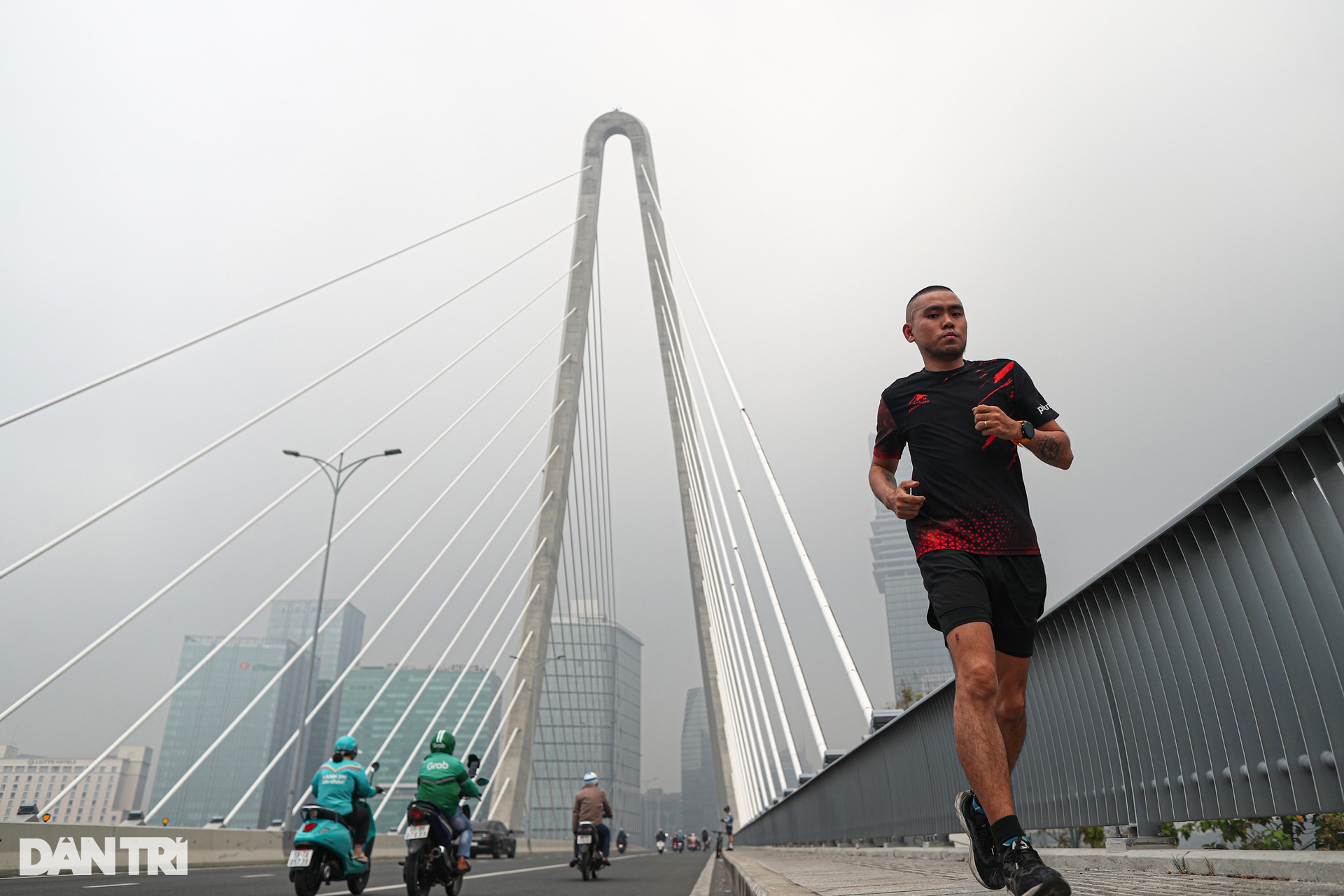 TPHCM se lạnh, chìm trong sương mù những ngày giáp Tết Nguyên đán - 12 TPHCM se lạnh, chìm trong sương mù những ngày giáp Tết Nguyên đán - 12