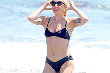 Lady Gaga khoe dáng với áo tắm hai mảnh