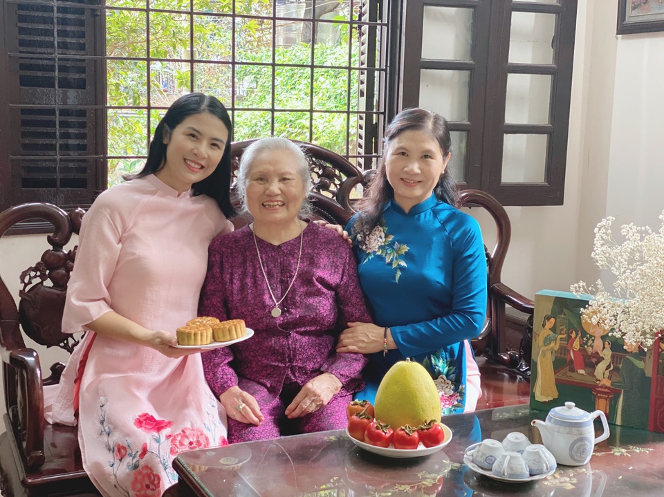 Hoa hậu Ngọc Hân hướng dẫn làm bánh Trung thu bất bại mà đơn giản vô cùng - 1 Hoa hậu Ngọc Hân hướng dẫn làm bánh Trung thu bất bại mà đơn giản vô cùng - 1