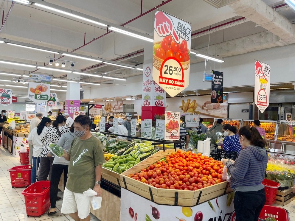 TPHCM: Người dân xếp hàng dài chờ mua thực phẩm, siêu thị không thiếu đồ - 1 TPHCM: Người dân xếp hàng dài chờ mua thực phẩm, siêu thị không thiếu đồ - 1