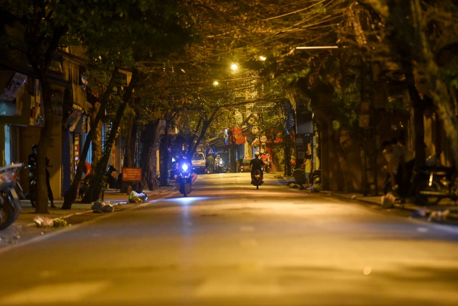 Phố cổ Hà Nội tĩnh mịch lạ thường trong những ngày chống dịch Covid-19 - 9