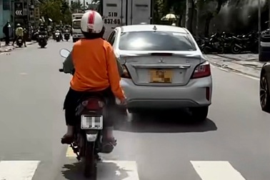 Người phụ nữ ngồi trên xe máy rải bột lạ xuống đường ở TPHCM