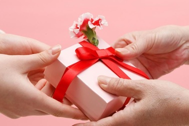 Ngày 20/11, phụ huynh tặng quà thầy cô của con với động cơ gì?