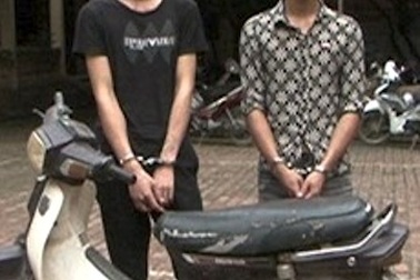 Táo tợn dùng dao kề cổ cướp tài sản của khách tham quan