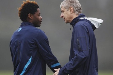 Alex Song bất ngờ "phản pháo" Arsenal