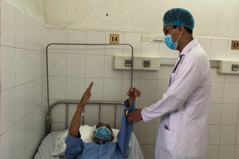 Bác sĩ phẫu thuật xuyên đêm cứu sống bệnh nhân u màng não nặng - 1 Bác sĩ phẫu thuật xuyên đêm cứu sống bệnh nhân u màng não nặng - 1