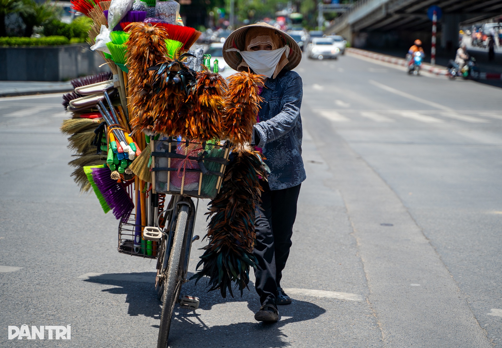 Hà Nội: Người lao động oằn mình mưu sinh dưới cái nắng như thiêu đốt - 4 Hà Nội: Người lao động oằn mình mưu sinh dưới cái nắng như thiêu đốt - 4