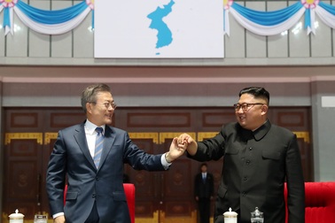 Tiết lộ món quà quý ông Kim Jong-un tặng ông Moon Jae-in