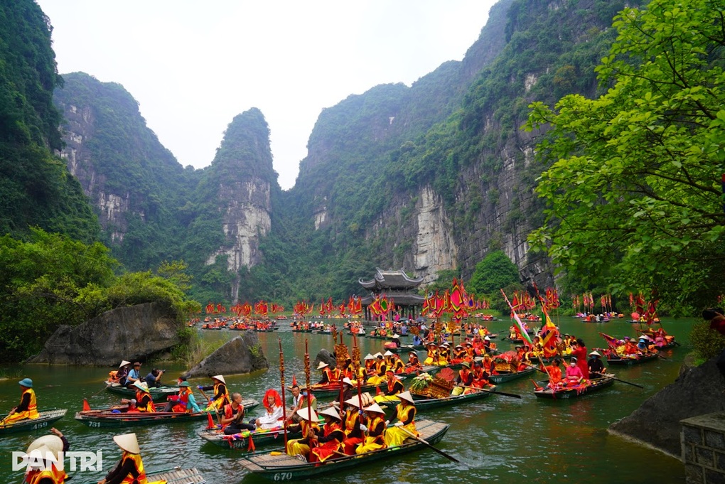 Đông nghịt du khách đổ về Tràng An dự lễ hội Thánh Quý Minh - 2
