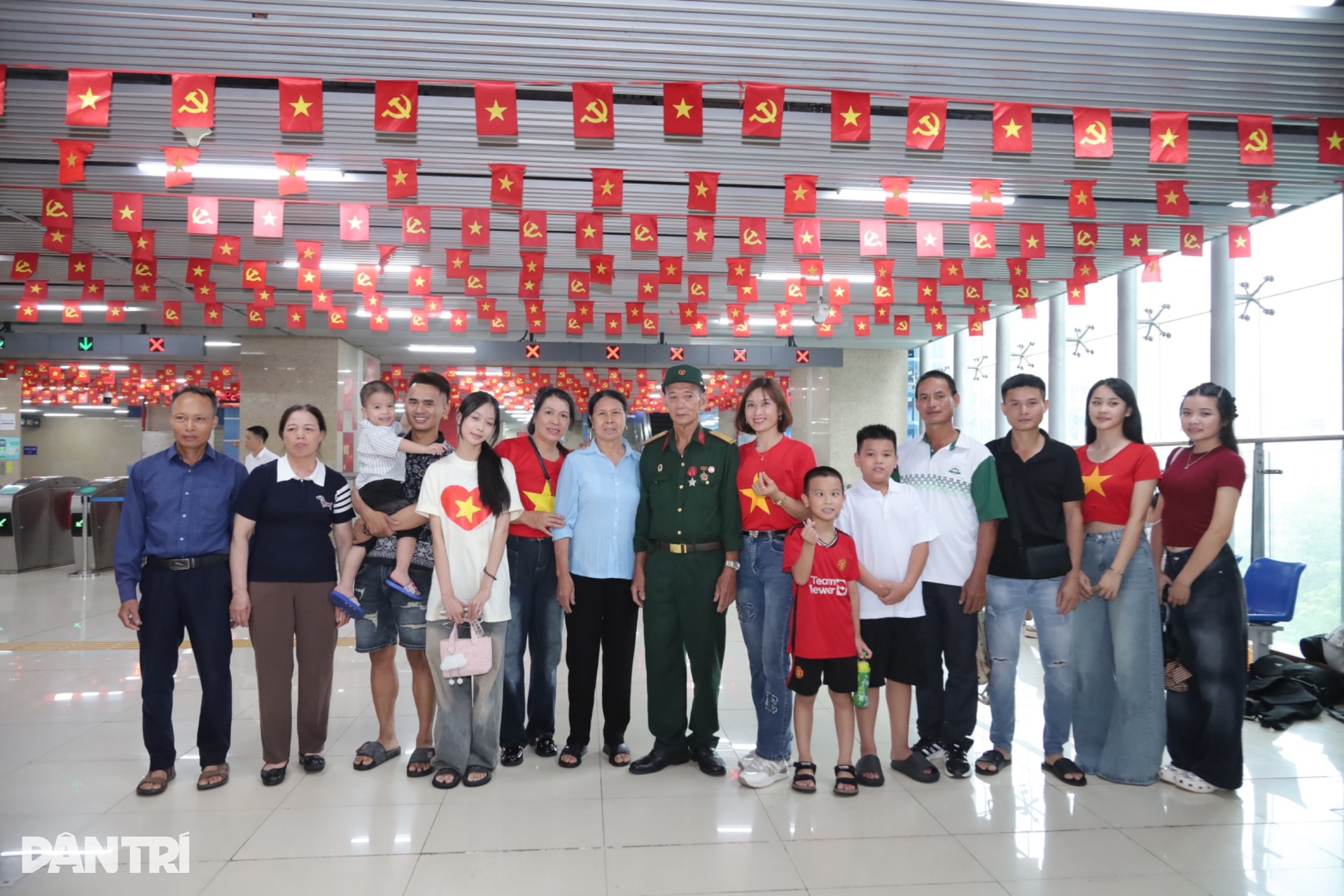 Những chuyến tàu rợp bóng cờ hoa, nặng nghĩa đồng bào - 1 Những chuyến tàu rợp bóng cờ hoa, nặng nghĩa đồng bào - 1
